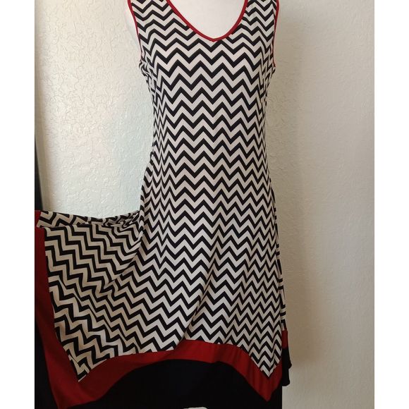 LUX II Hankerchief Style V-Neck Black/White/Red Dress Size 6 - Picture 1 of 9